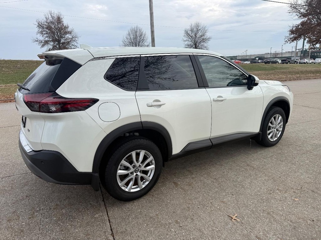 Nissan Rogue Vehicle Full-screen Gallery Image 21