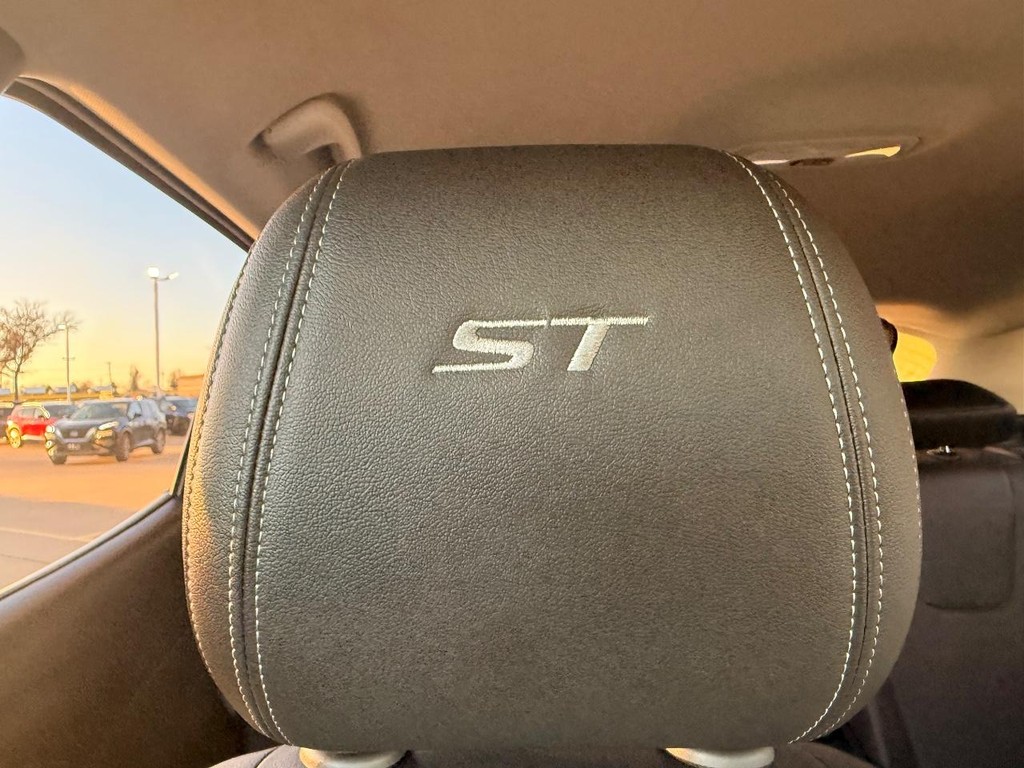 Buick Encore GX Vehicle Full-screen Gallery Image 18