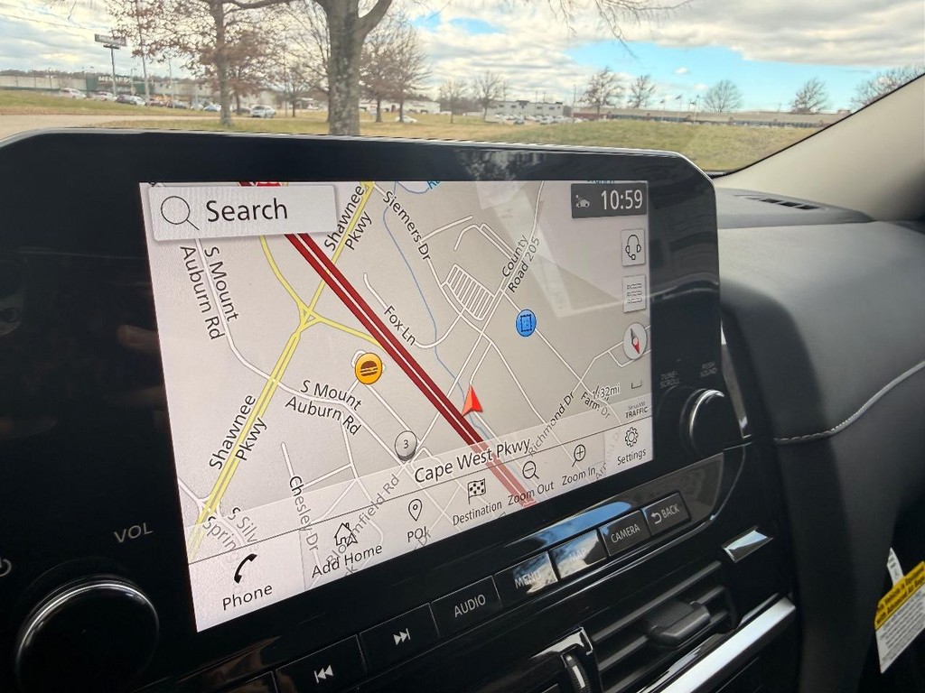 Nissan Pathfinder Vehicle Full-screen Gallery Image 02