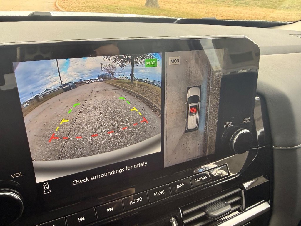 Nissan Pathfinder Vehicle Full-screen Gallery Image 03