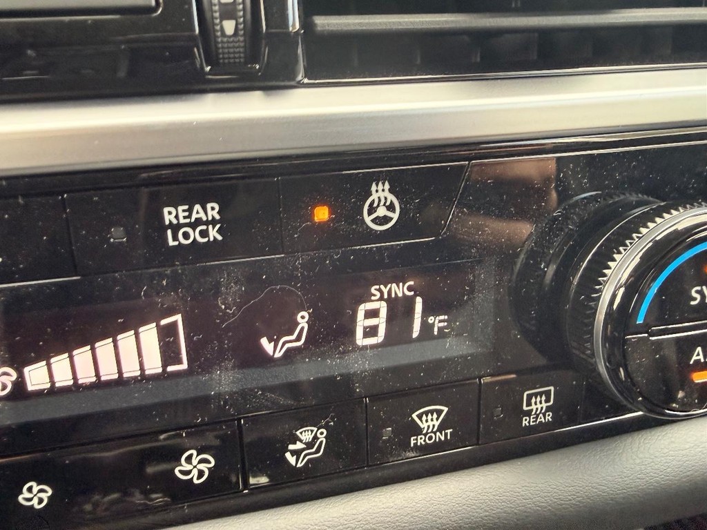 Nissan Pathfinder Vehicle Full-screen Gallery Image 04