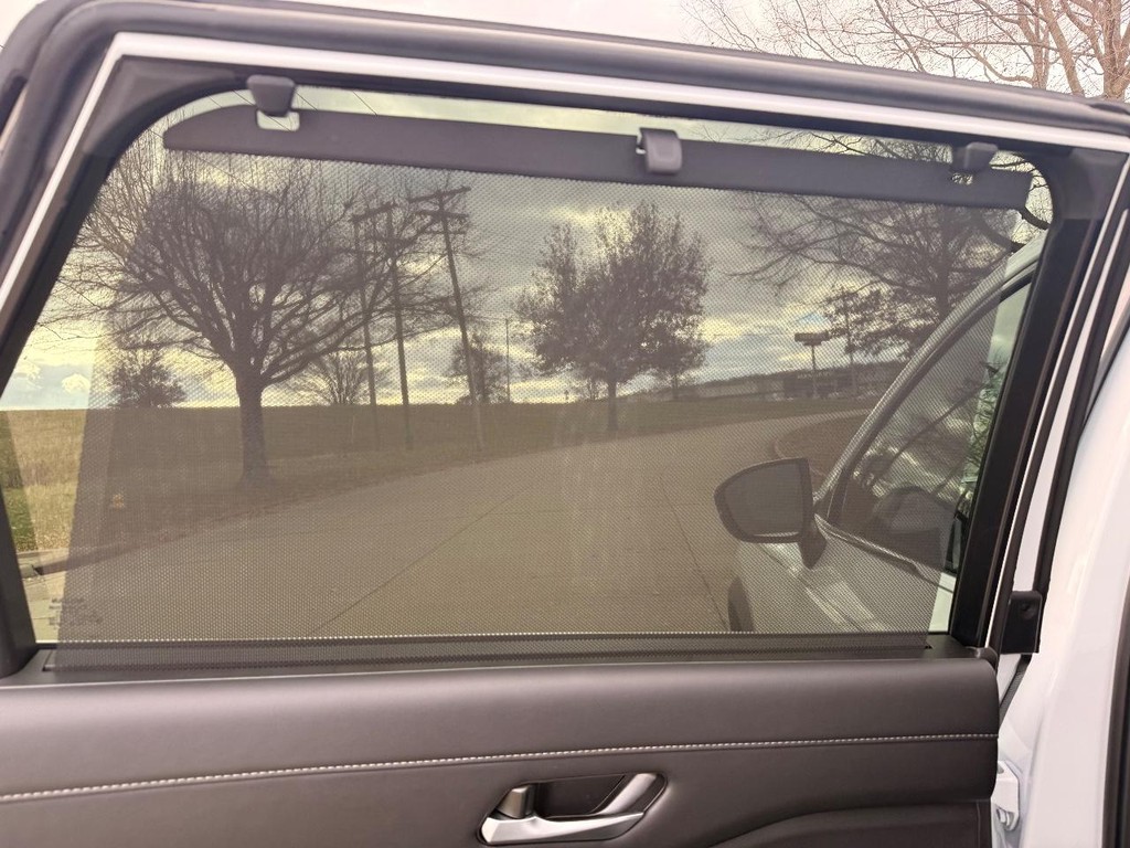 Nissan Pathfinder Vehicle Full-screen Gallery Image 06