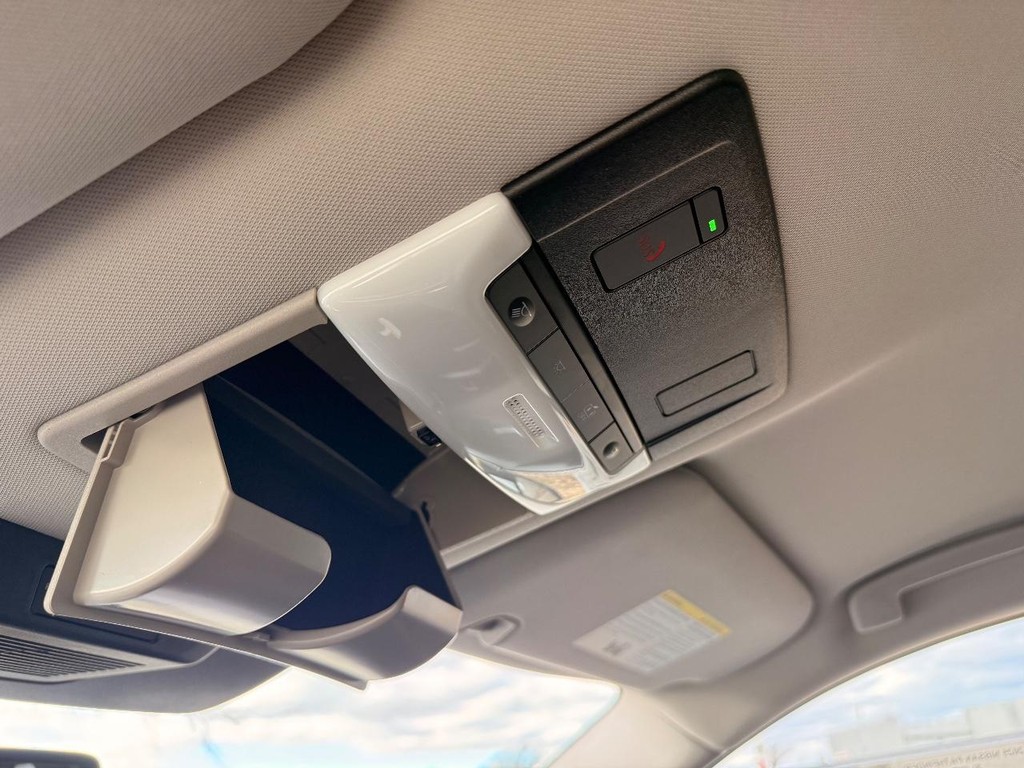 Nissan Pathfinder Vehicle Full-screen Gallery Image 09