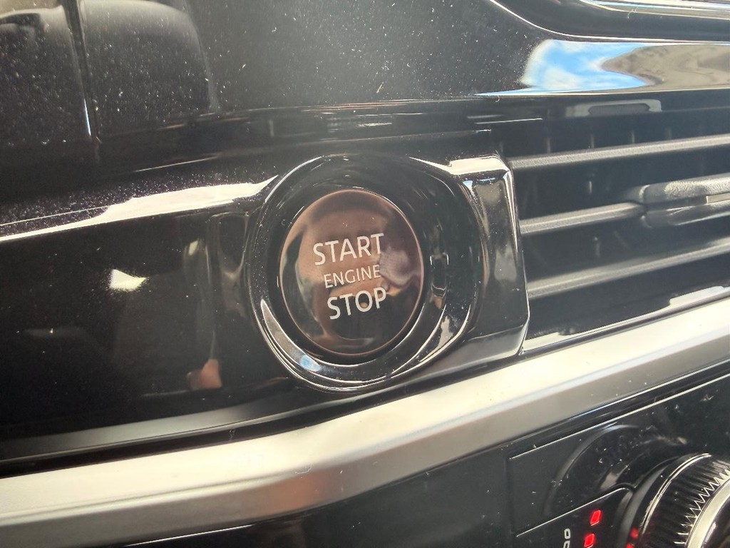 Nissan Pathfinder Vehicle Full-screen Gallery Image 11