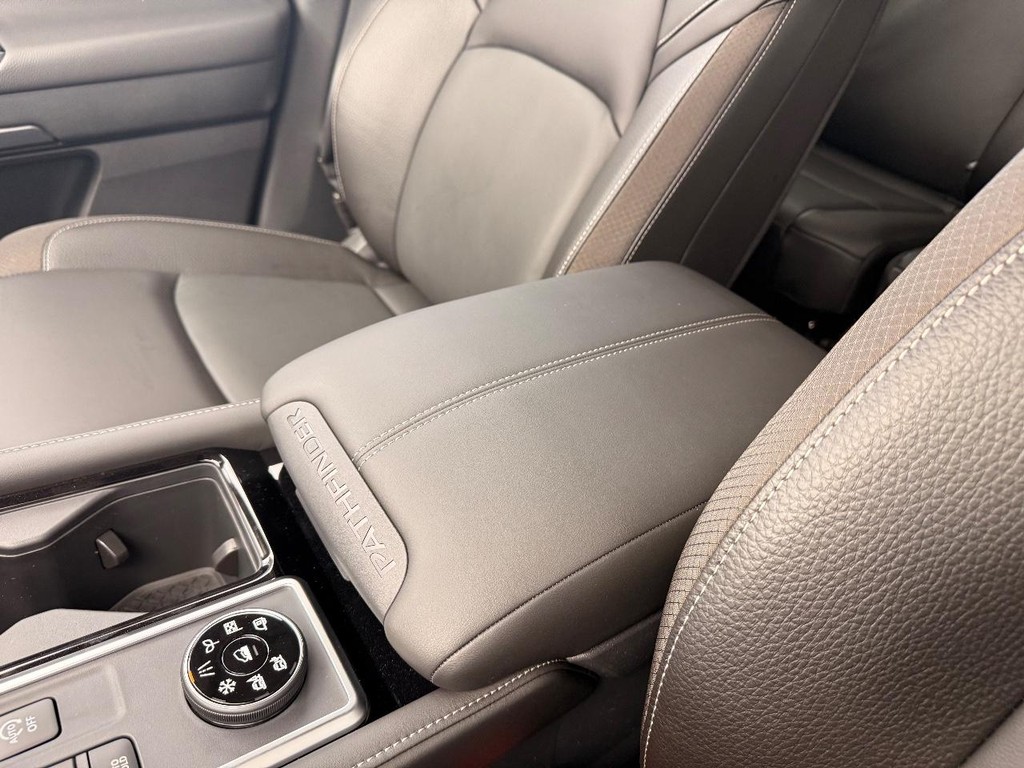 Nissan Pathfinder Vehicle Full-screen Gallery Image 12