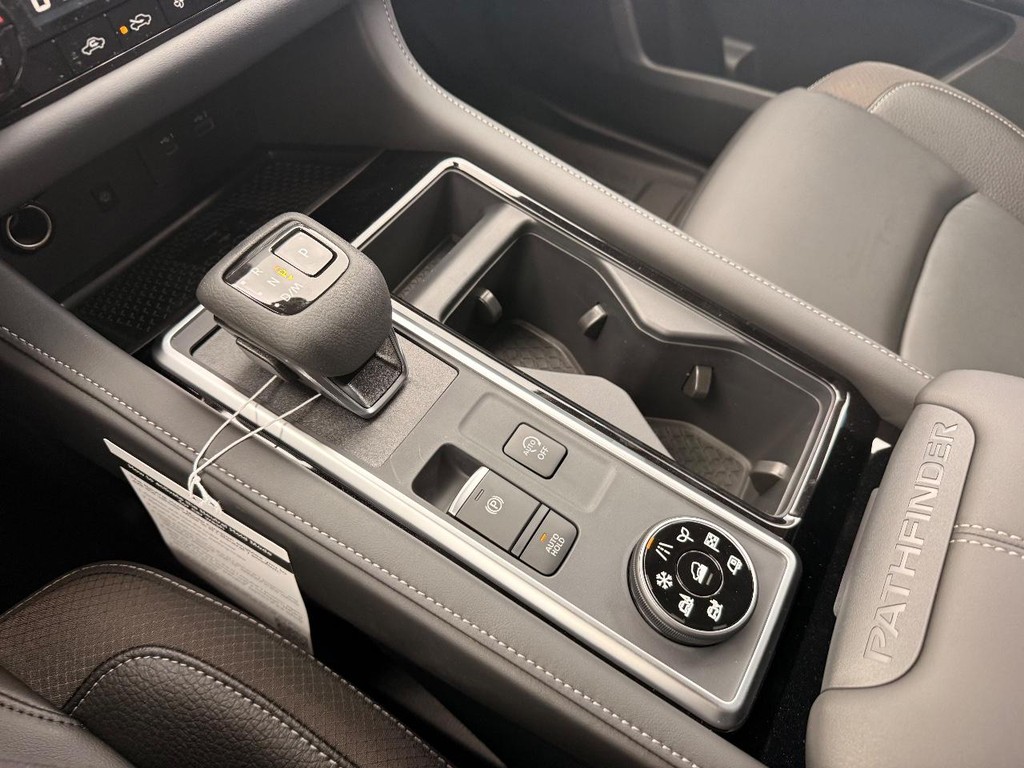 Nissan Pathfinder Vehicle Full-screen Gallery Image 13