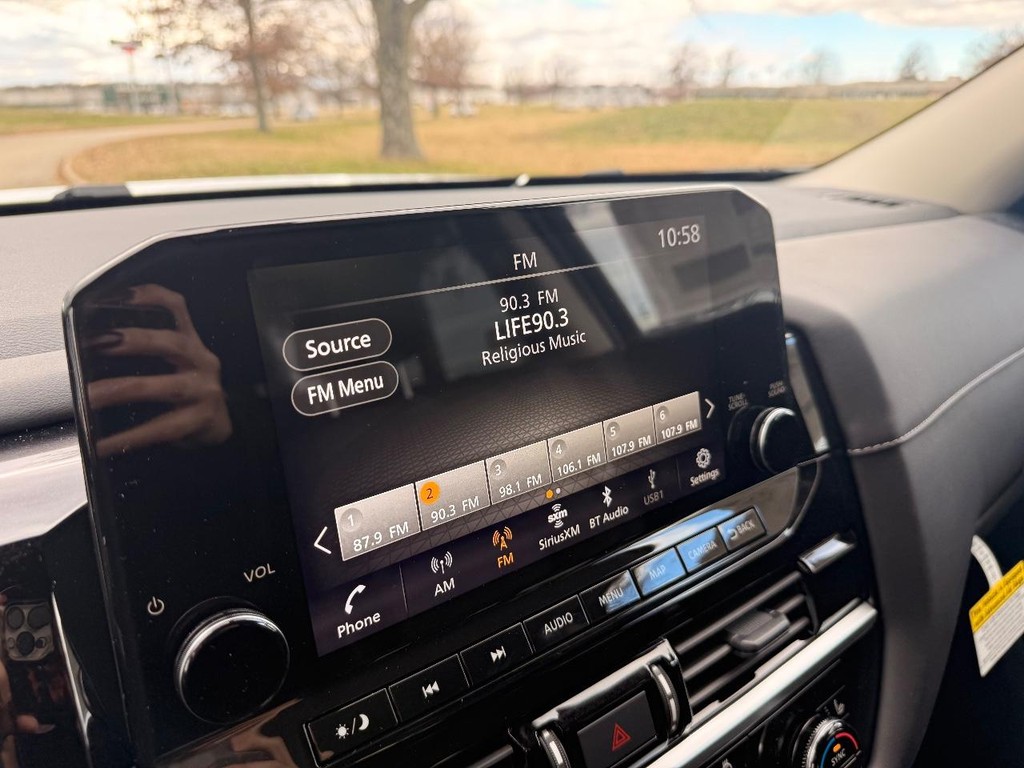 Nissan Pathfinder Vehicle Full-screen Gallery Image 16