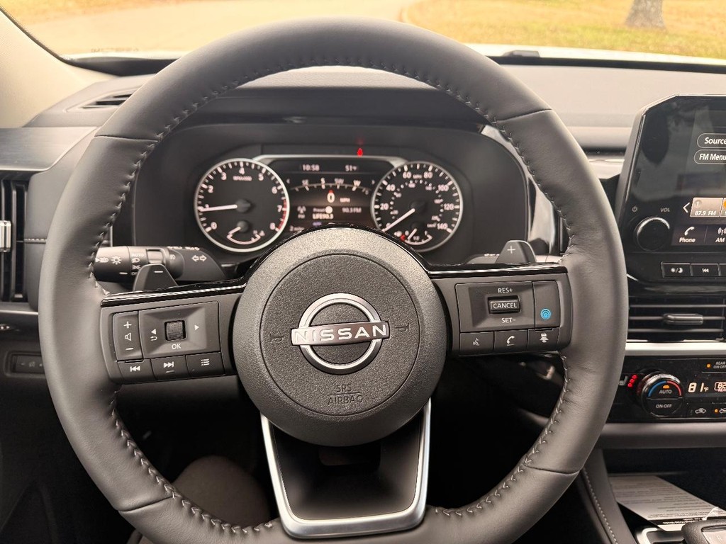 Nissan Pathfinder Vehicle Full-screen Gallery Image 18