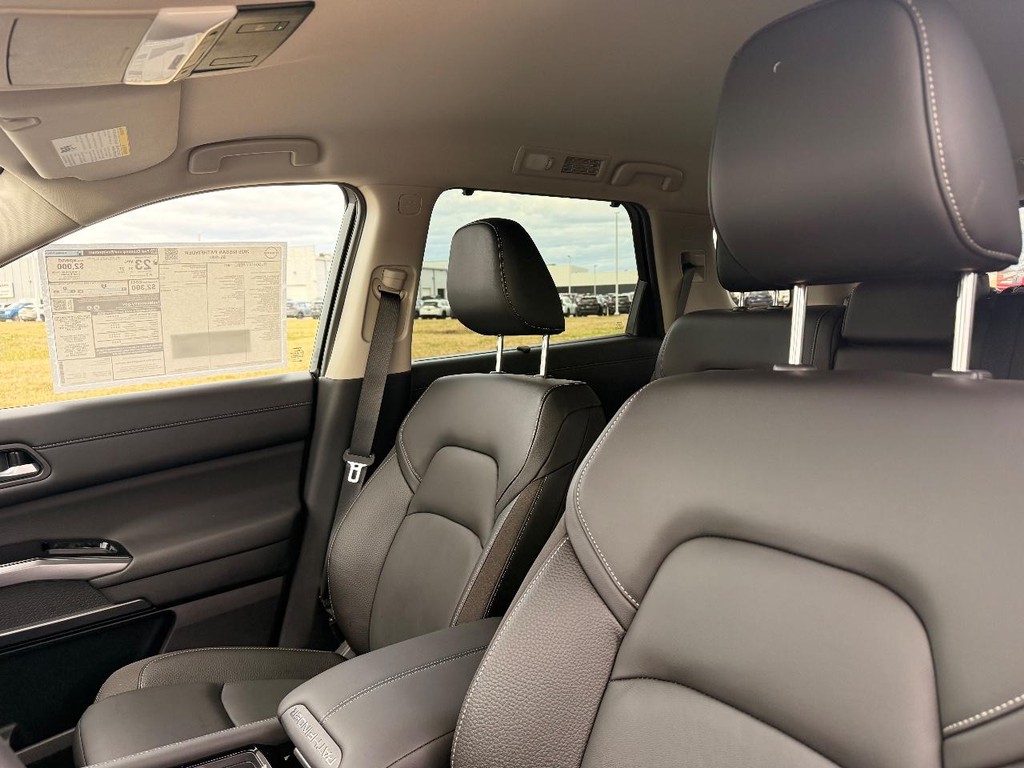 Nissan Pathfinder Vehicle Full-screen Gallery Image 19