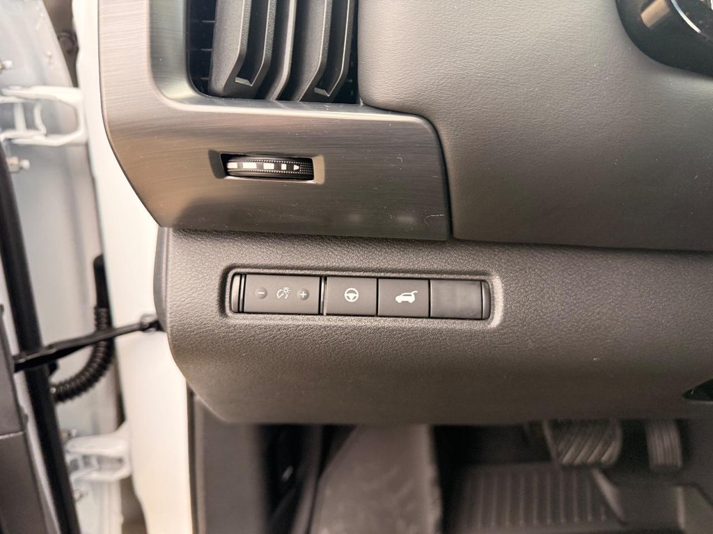 Nissan Pathfinder Vehicle Full-screen Gallery Image 20