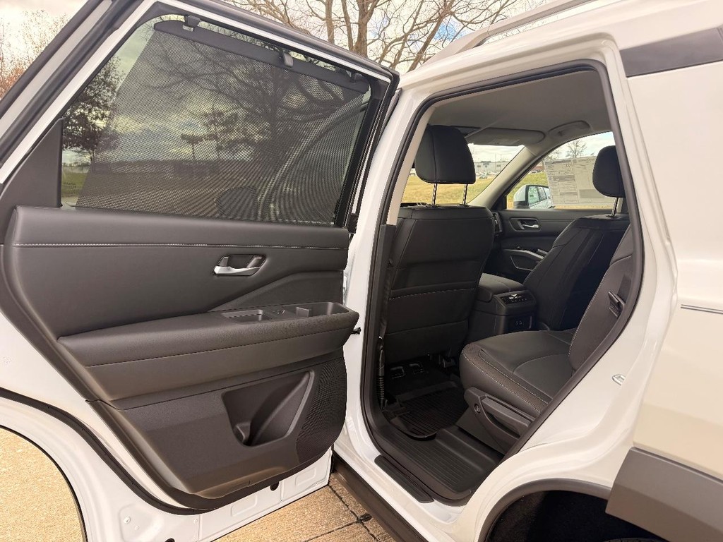 Nissan Pathfinder Vehicle Full-screen Gallery Image 23