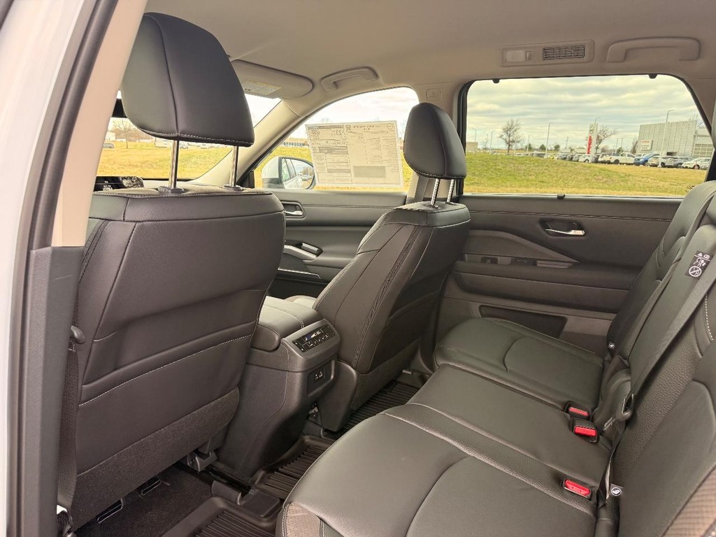 Nissan Pathfinder Vehicle Full-screen Gallery Image 24