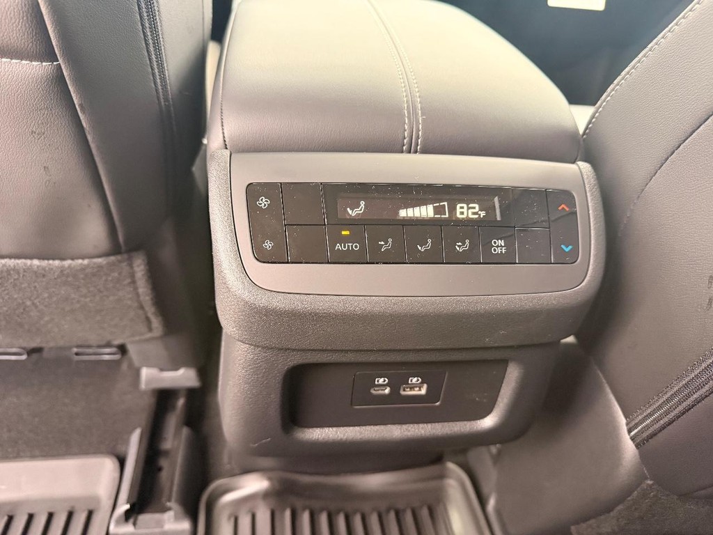 Nissan Pathfinder Vehicle Full-screen Gallery Image 25