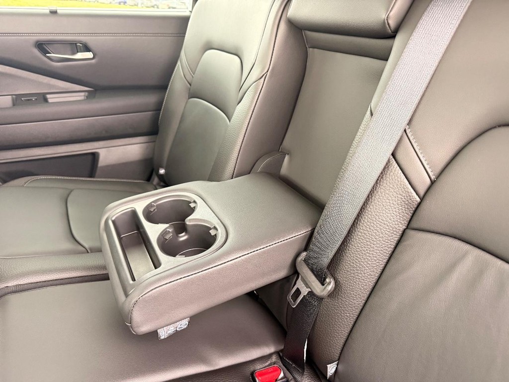 Nissan Pathfinder Vehicle Full-screen Gallery Image 26