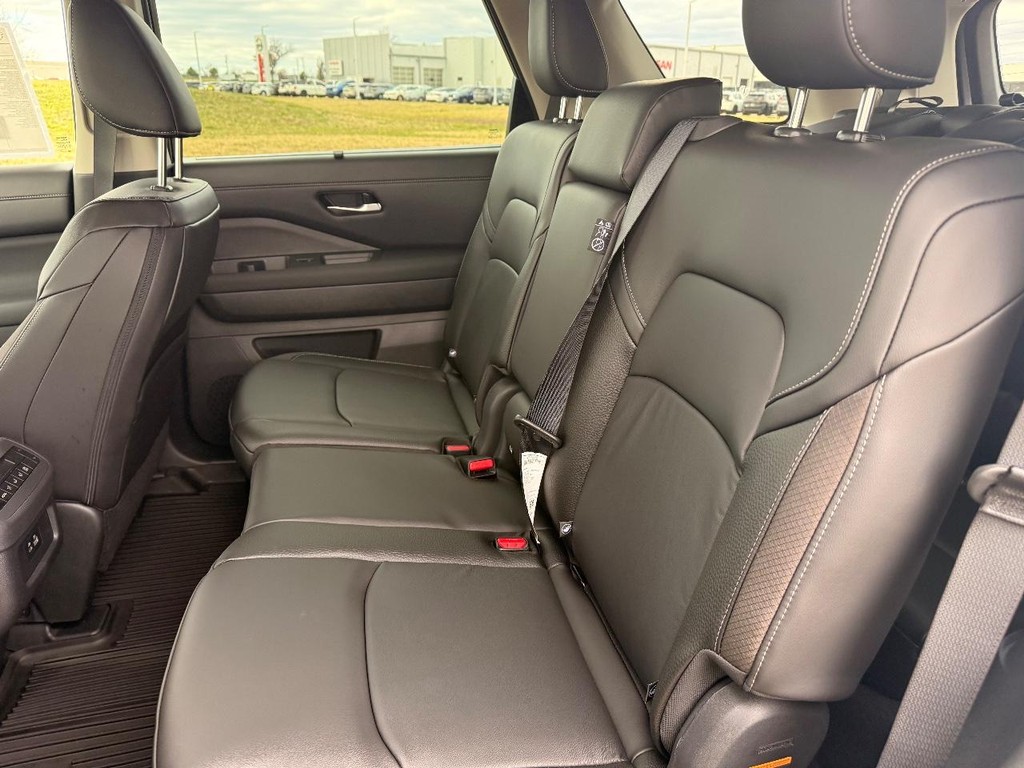 Nissan Pathfinder Vehicle Full-screen Gallery Image 28