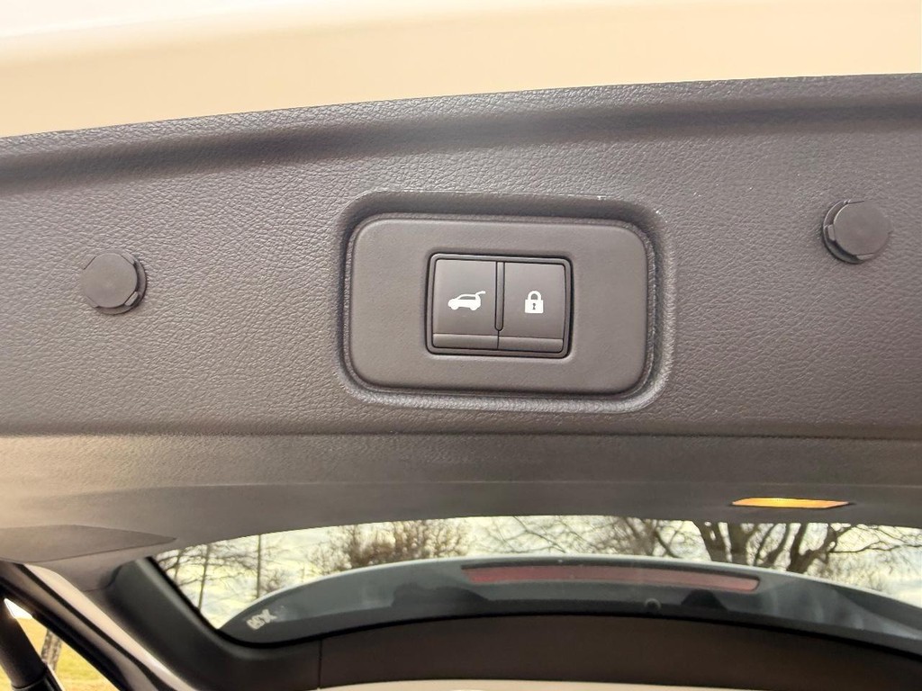 Nissan Pathfinder Vehicle Full-screen Gallery Image 29