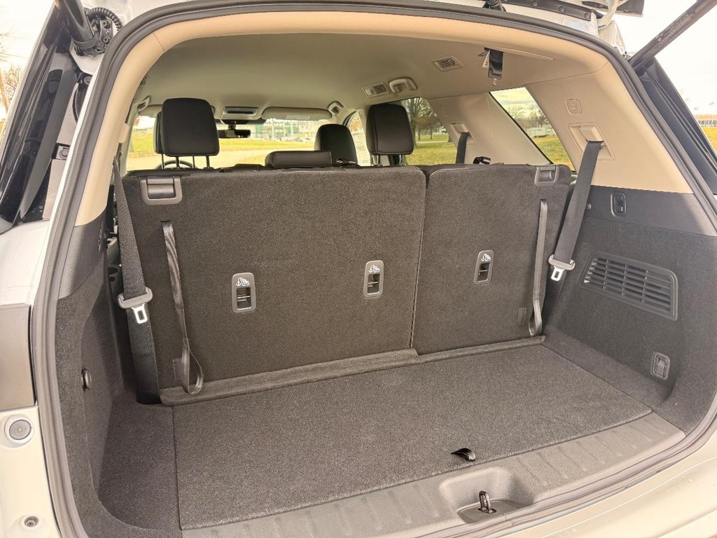 Nissan Pathfinder Vehicle Full-screen Gallery Image 30