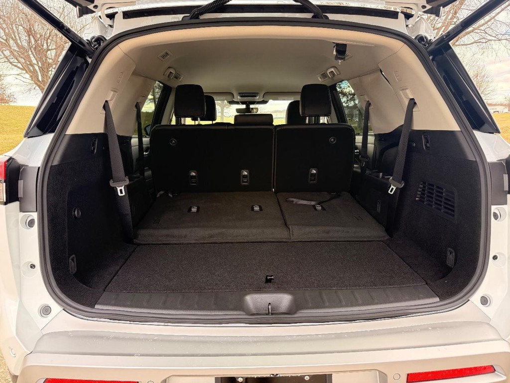 Nissan Pathfinder Vehicle Full-screen Gallery Image 32