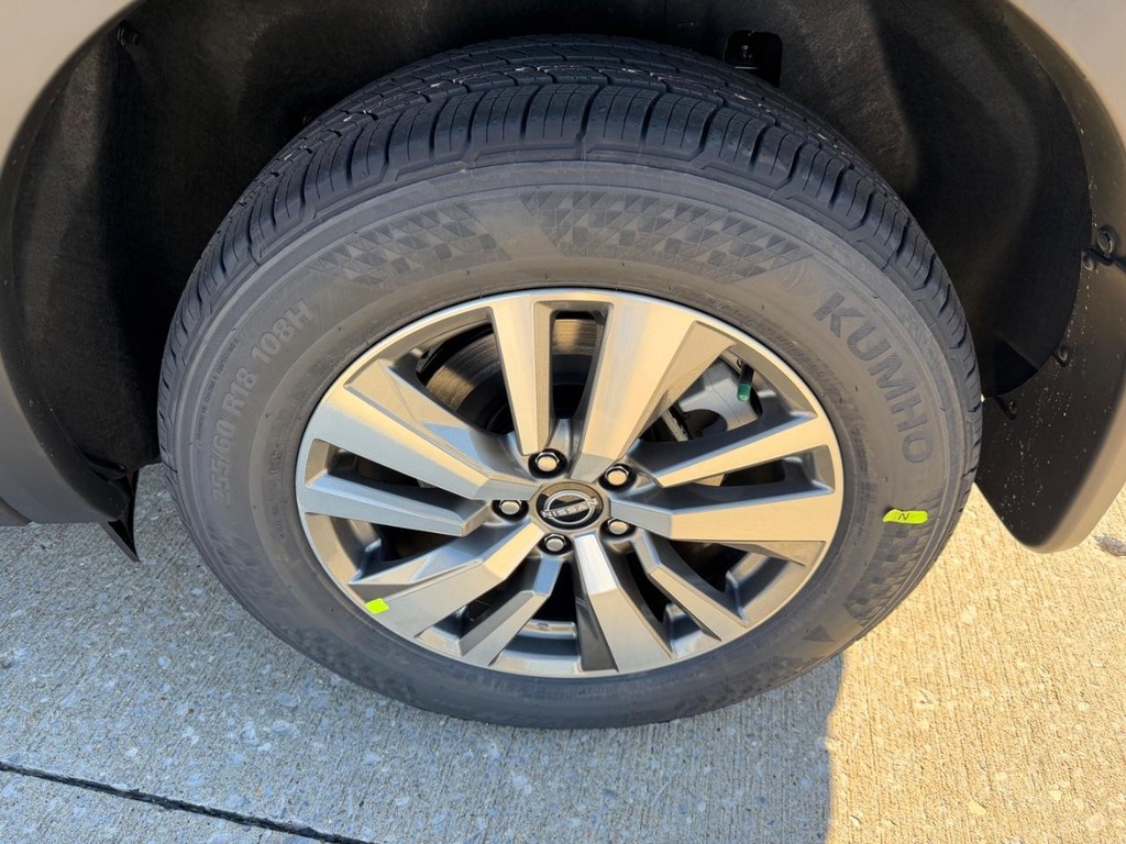 Nissan Pathfinder Vehicle Full-screen Gallery Image 03