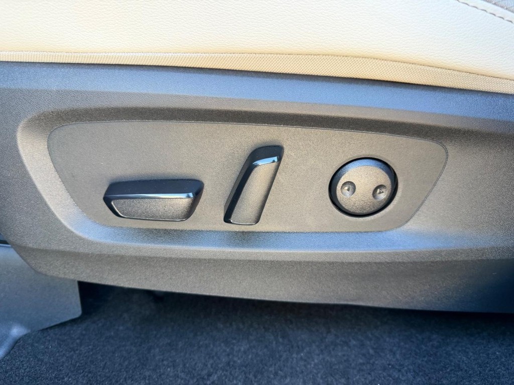 Nissan Pathfinder Vehicle Full-screen Gallery Image 09