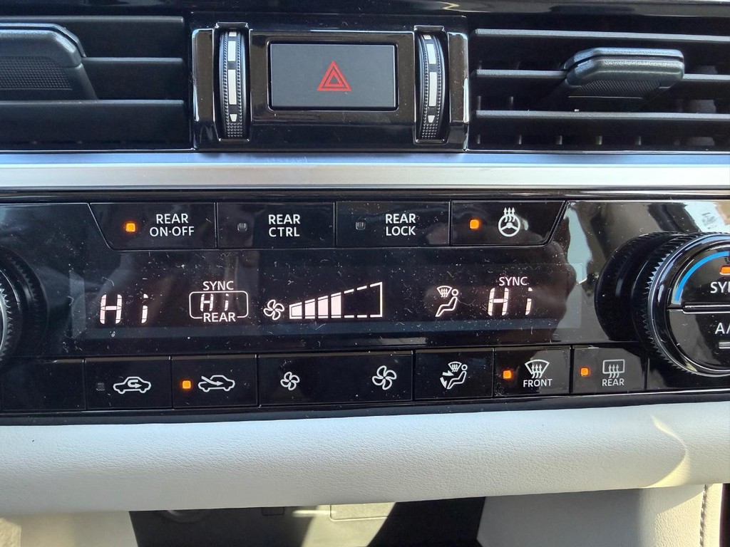 Nissan Pathfinder Vehicle Full-screen Gallery Image 14