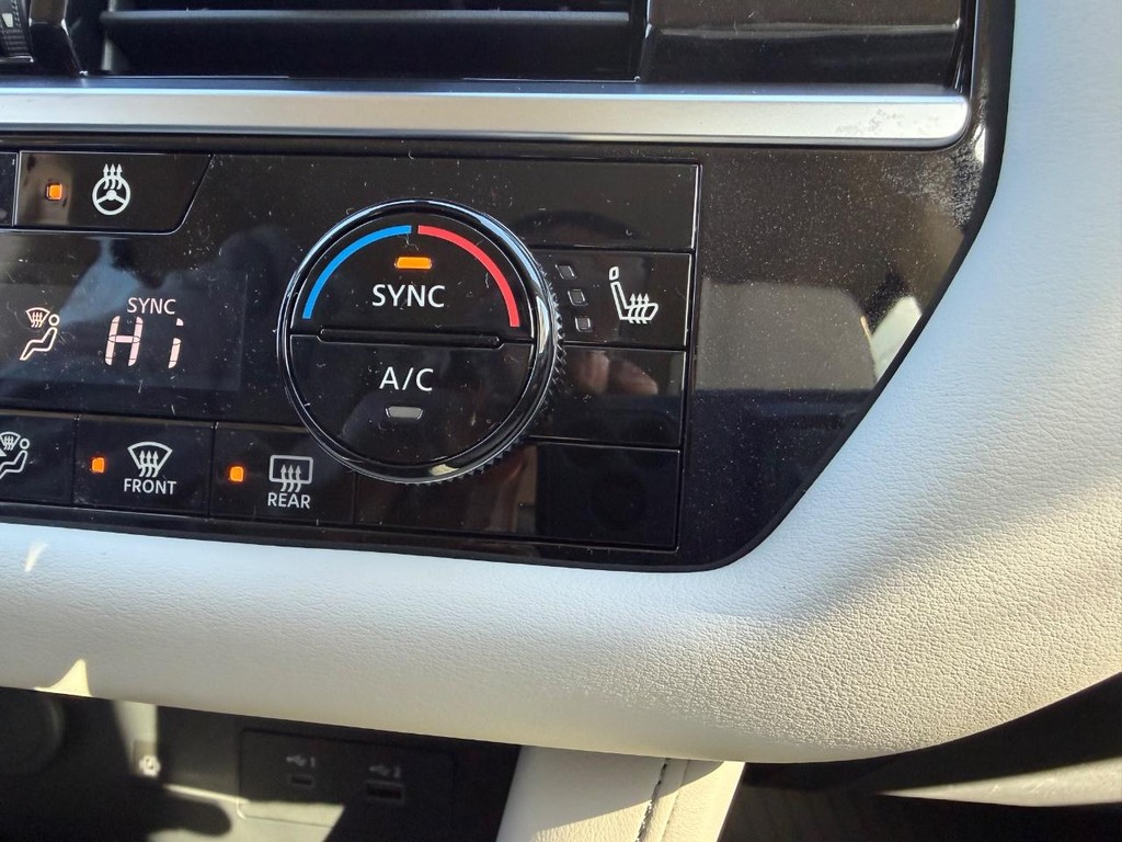 Nissan Pathfinder Vehicle Full-screen Gallery Image 15