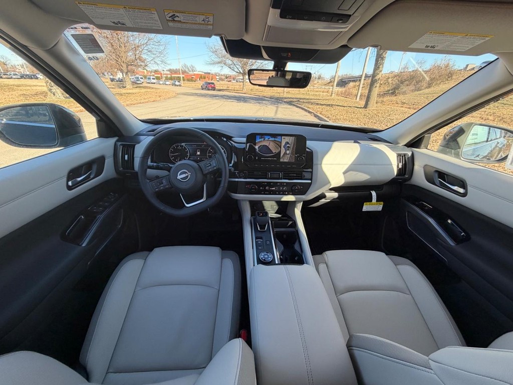 Nissan Pathfinder Vehicle Full-screen Gallery Image 20