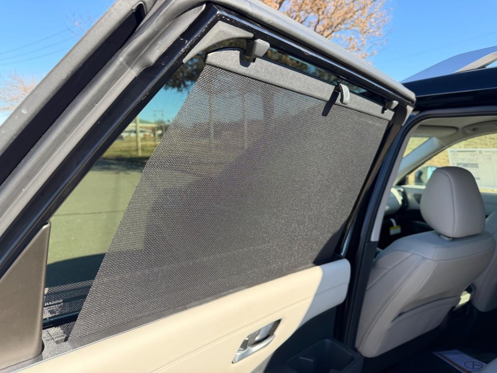 Nissan Pathfinder Vehicle Full-screen Gallery Image 21