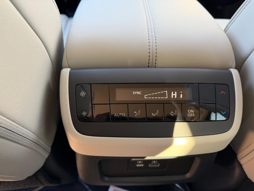 Nissan Pathfinder Vehicle Full-screen Gallery Image 22