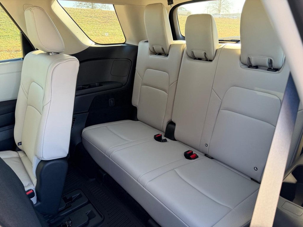 Nissan Pathfinder Vehicle Full-screen Gallery Image 24