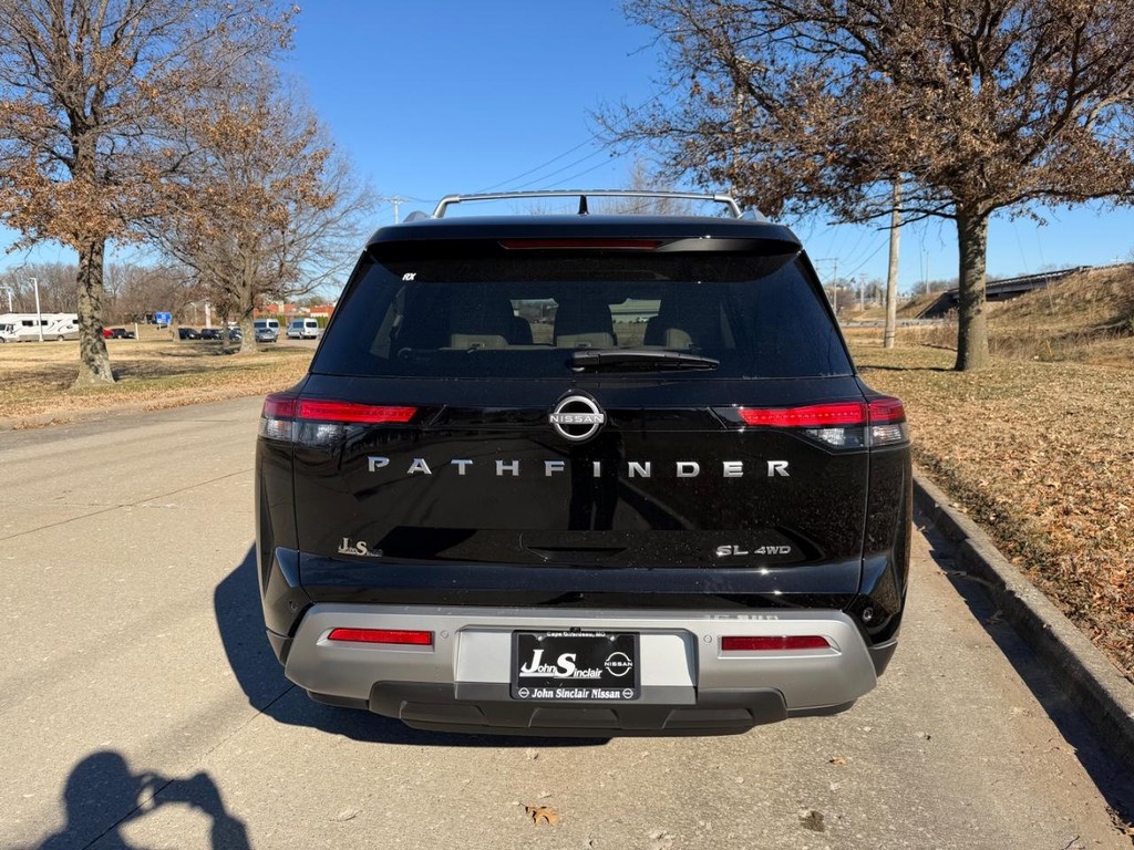 Nissan Pathfinder Vehicle Full-screen Gallery Image 25