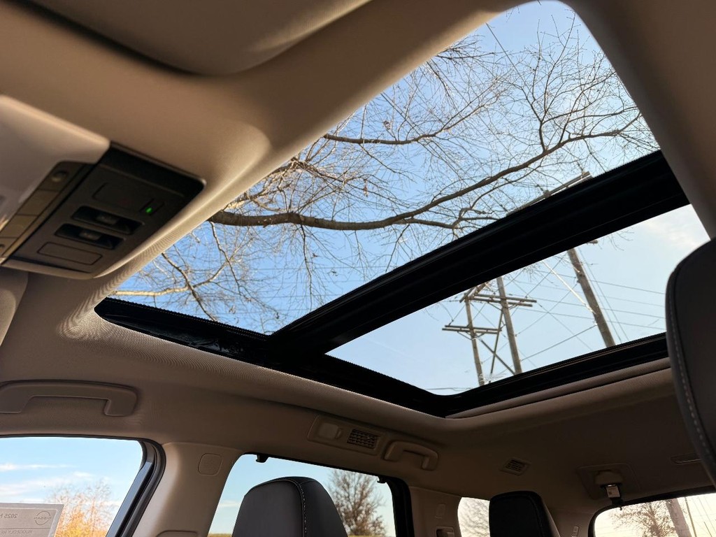 Nissan Pathfinder Vehicle Full-screen Gallery Image 02