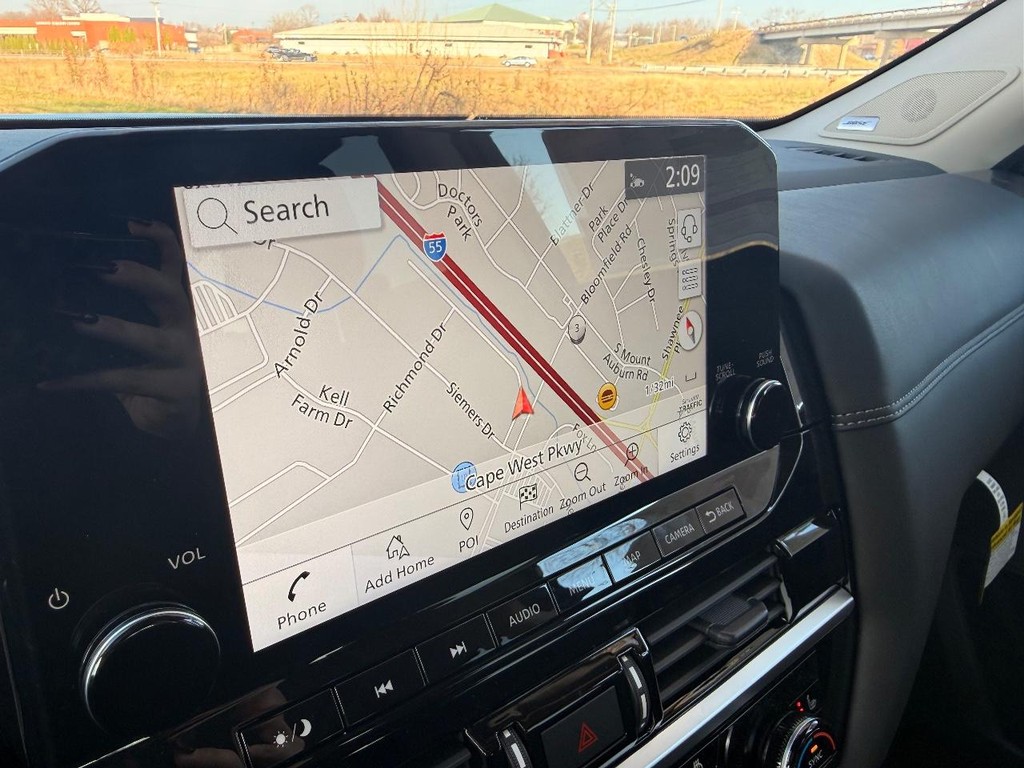 Nissan Pathfinder Vehicle Full-screen Gallery Image 03