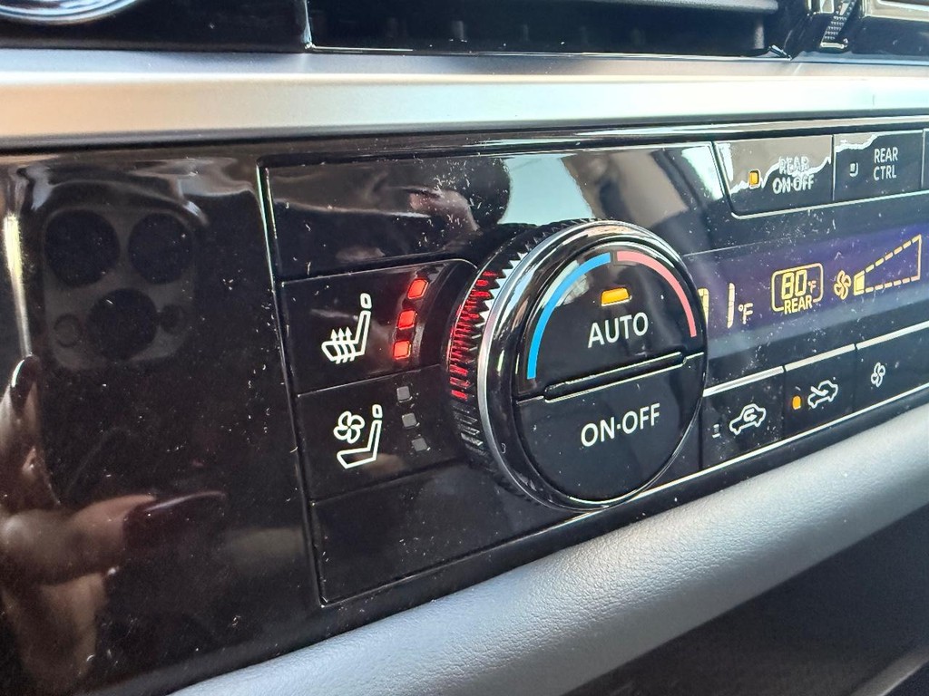 Nissan Pathfinder Vehicle Full-screen Gallery Image 04