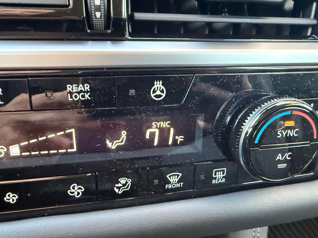 Nissan Pathfinder Vehicle Full-screen Gallery Image 05