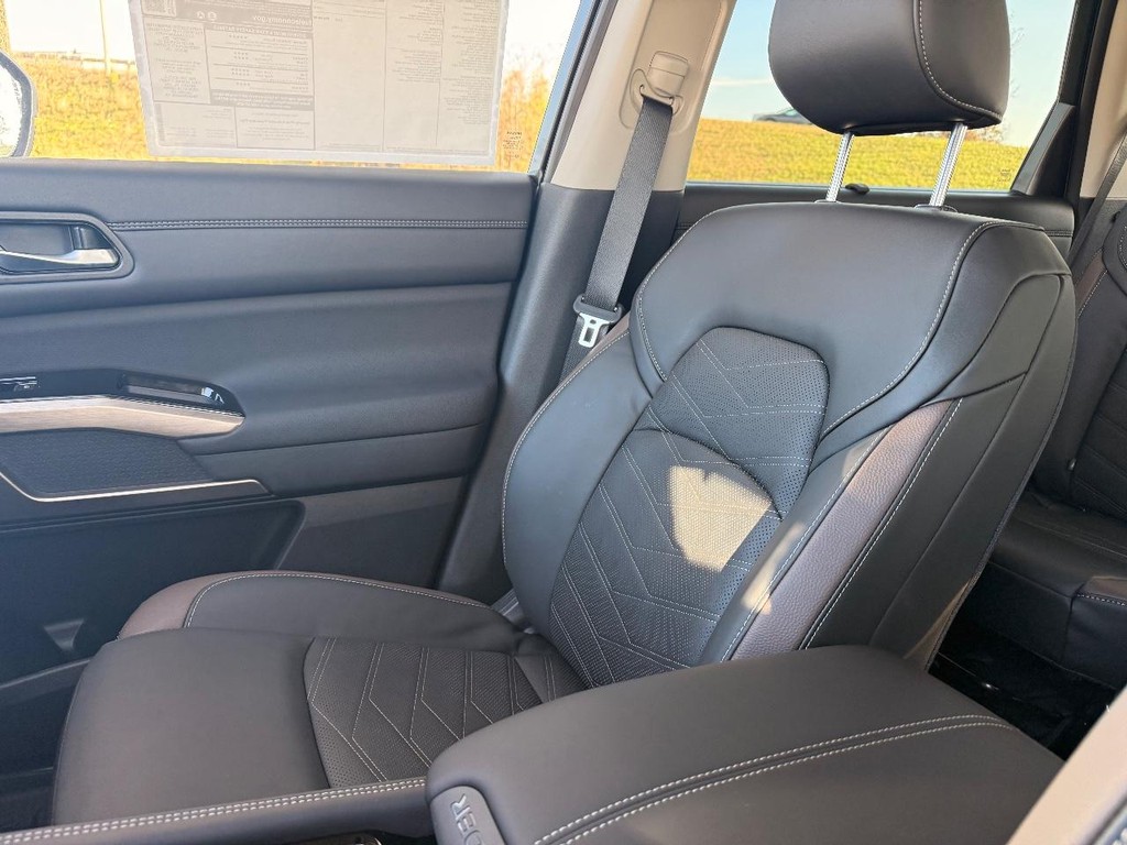 Nissan Pathfinder Vehicle Full-screen Gallery Image 07