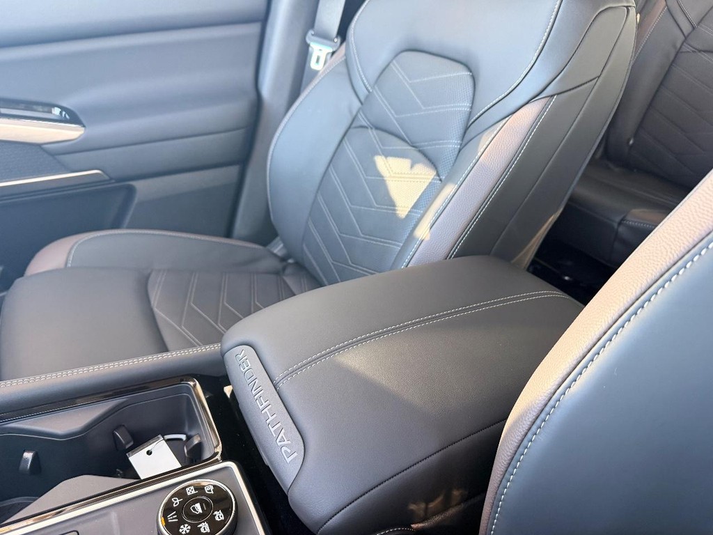 Nissan Pathfinder Vehicle Full-screen Gallery Image 08