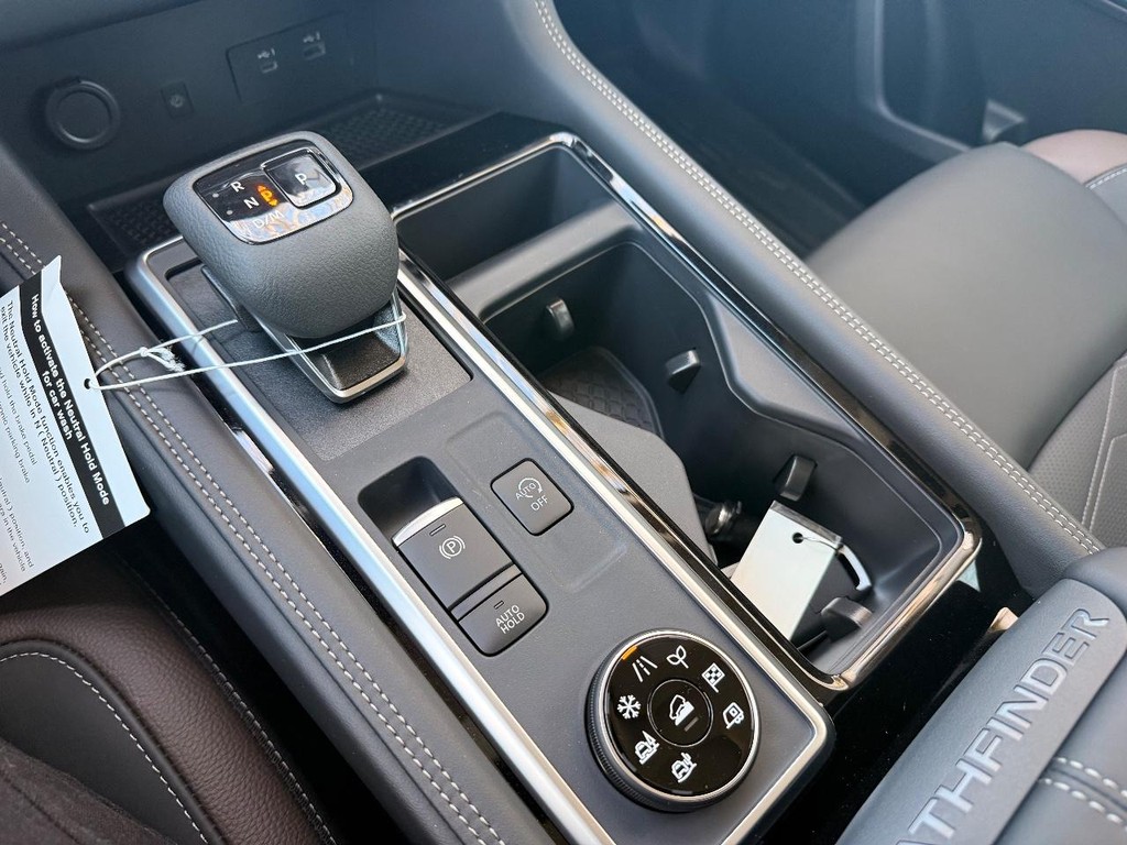 Nissan Pathfinder Vehicle Full-screen Gallery Image 09