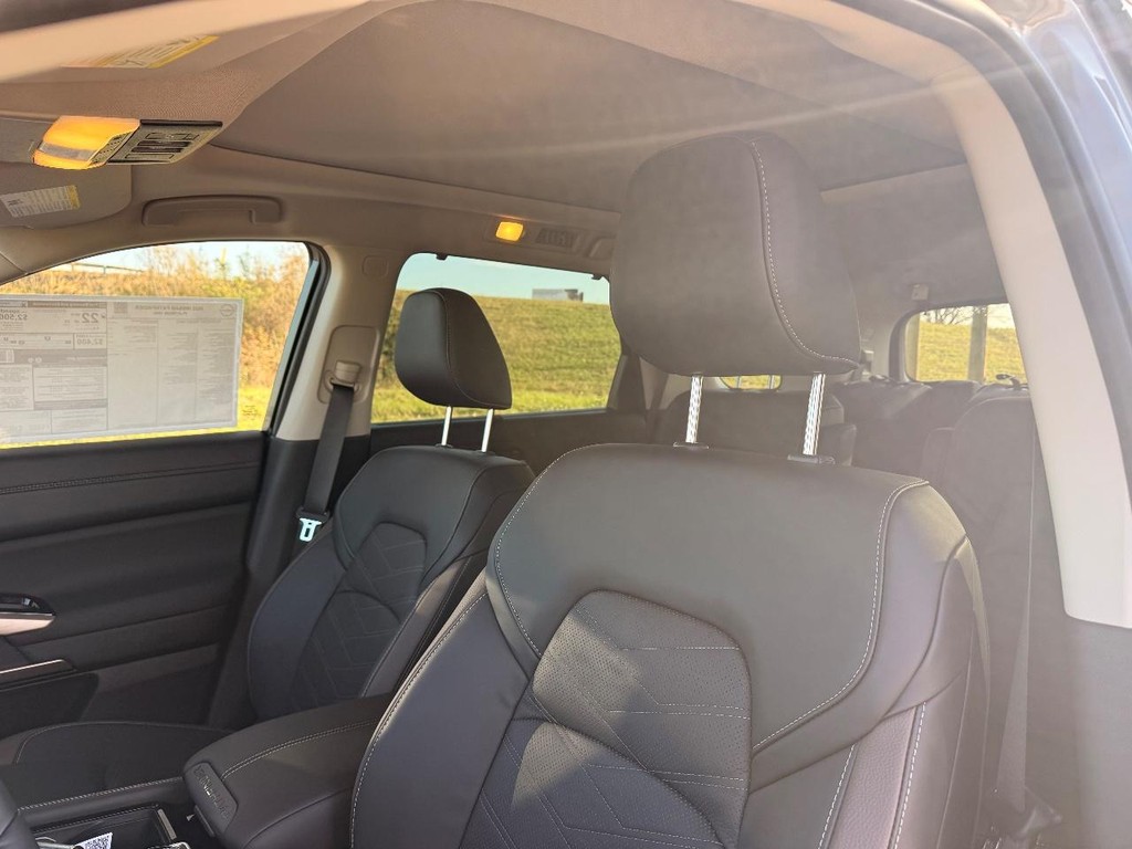 Nissan Pathfinder Vehicle Full-screen Gallery Image 16