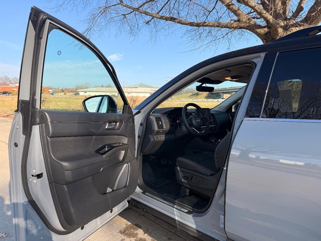 Nissan Pathfinder Vehicle Full-screen Gallery Image 19