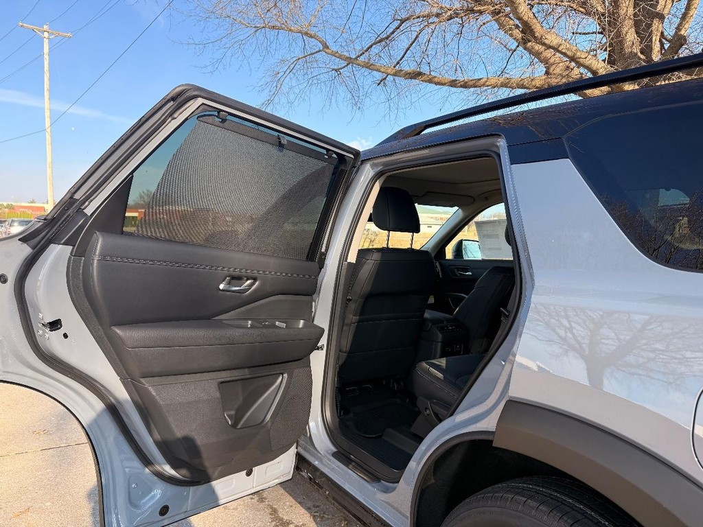 Nissan Pathfinder Vehicle Full-screen Gallery Image 21