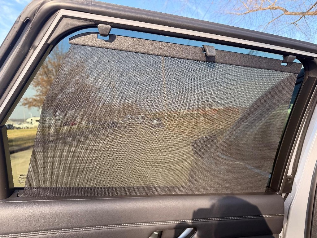 Nissan Pathfinder Vehicle Full-screen Gallery Image 22