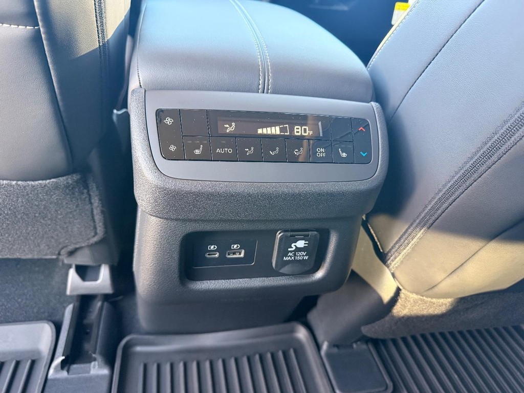 Nissan Pathfinder Vehicle Full-screen Gallery Image 23