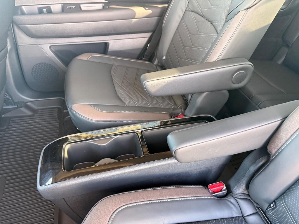 Nissan Pathfinder Vehicle Full-screen Gallery Image 24