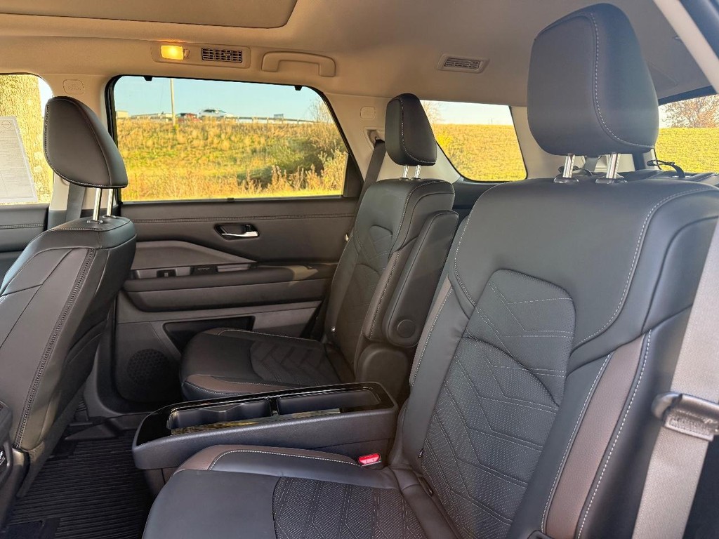 Nissan Pathfinder Vehicle Full-screen Gallery Image 26