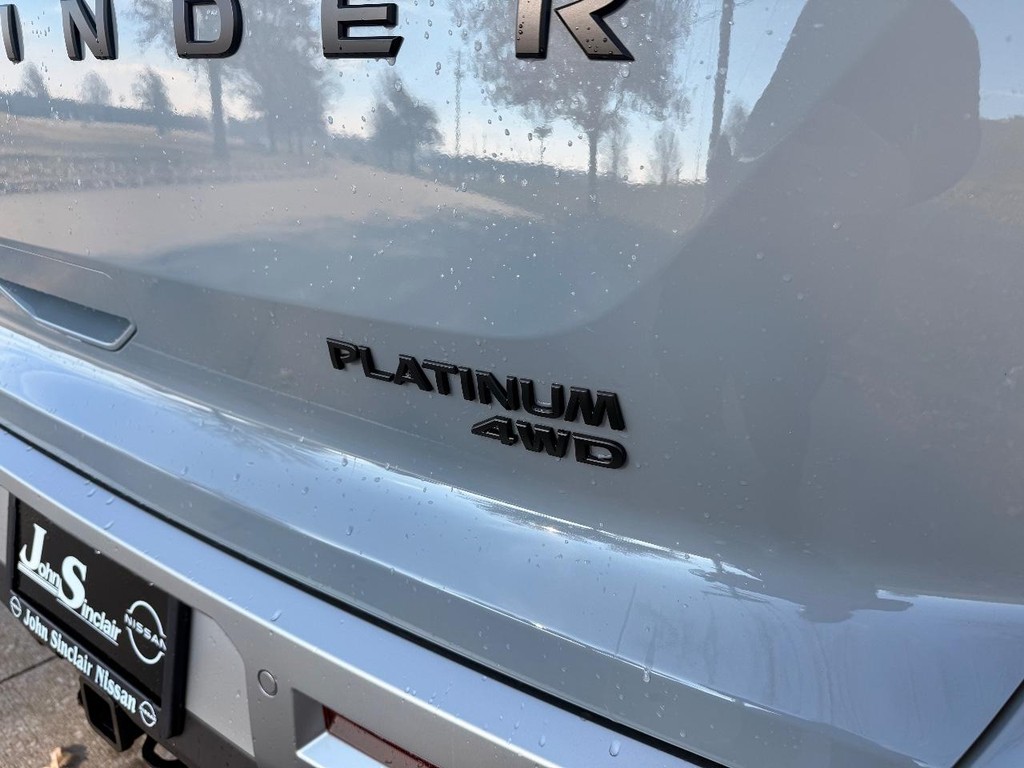 Nissan Pathfinder Vehicle Full-screen Gallery Image 31