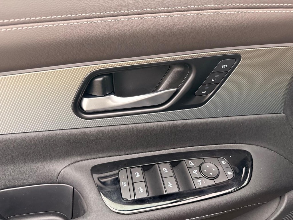 Nissan Murano Vehicle Full-screen Gallery Image 07