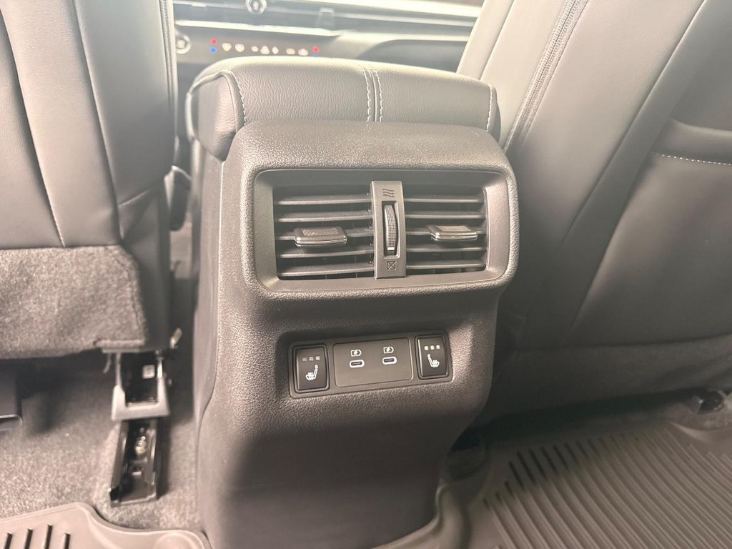 Nissan Murano Vehicle Full-screen Gallery Image 09