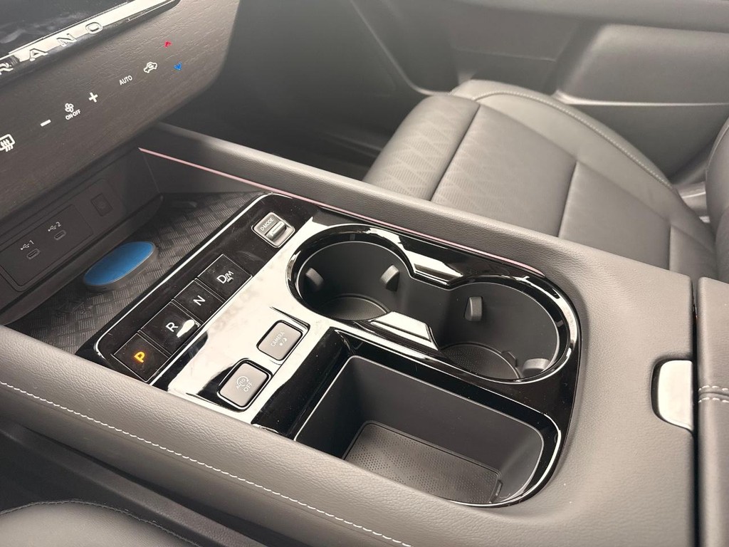 Nissan Murano Vehicle Full-screen Gallery Image 16