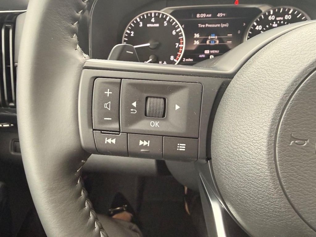 Nissan Pathfinder Vehicle Full-screen Gallery Image 04